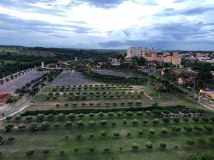 奧林匹亞的住宿－Apto Master em Olímpia Park Resort，享有树木繁茂的大公园的空中景致