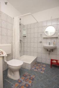 Rooms Mare - economy rooms في سوكوراج: حمام ابيض مع مرحاض ومغسلة