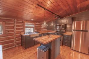 cocina con paredes de madera y techo de madera en Erik's Ranch, en Livingston