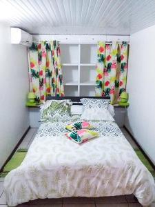 Bett in einem Zimmer mit Vorhängen und einem Bett sidx sidx sidx sidx in der Unterkunft bas de VILLA LARCHER avec piscine in Le Marin