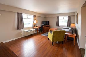 TV a/nebo společenská místnost v ubytování Canadas Best Value Inn-Prince George