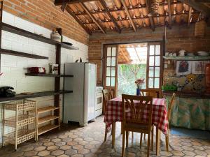 Η κουζίνα ή μικρή κουζίνα στο Chalé Morro Branco