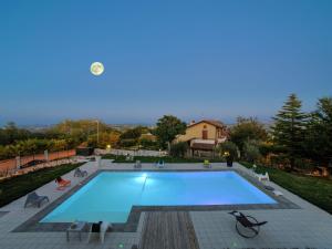 塔武利亞的住宿－Belvilla by OYO Il Panorama Trenta，后院的大型游泳池
