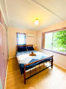 A bed or beds in a room at Pether Cottage - Talbingo NSW
