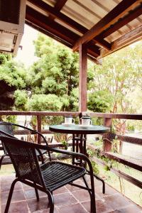 - une table et deux chaises sur la terrasse dans l'établissement Pether Cottage - Talbingo NSW, à Talbingo