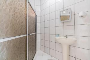 ein Badezimmer mit Waschbecken und Dusche in der Unterkunft Pousada Santa Ana in Florianópolis + 75 Fotos