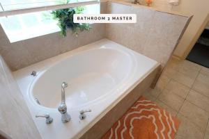 Un baño de 6 Bedroom, 4 Baths, West Houston, Katy, Richmond - Village Branch