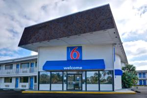 - un panneau de bienvenue dans une station-service mobile dans l'établissement Motel 6-Cocoa Beach, FL, à Cocoa Beach