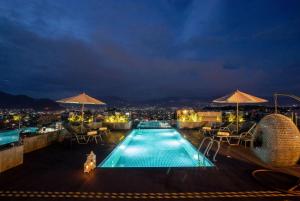 Bassein majutusasutuses Ramada Encore by Wyndham Kathmandu Thamel või selle lähedal