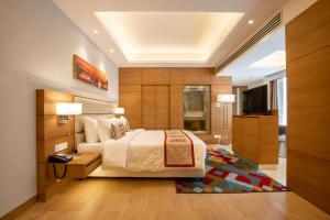 Voodi või voodid majutusasutuse Ramada Encore by Wyndham Kathmandu Thamel toas