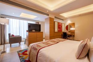 Televiisor ja/või meelelahutuskeskus majutusasutuses Ramada Encore by Wyndham Kathmandu Thamel