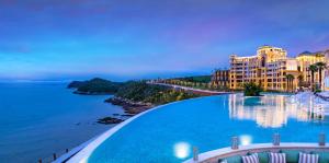 - une vue sur un hôtel et l'océan au crépuscule dans l'établissement Sol Beach Jindo, à Jindo
