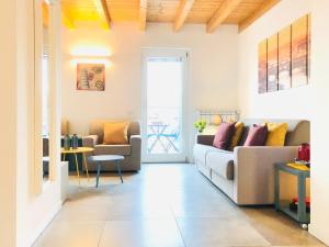 A seating area at Stepandgo Milano Navigli