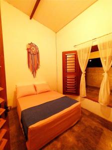 1 dormitorio con 1 cama en una habitación con ventana en Recanto do Meu Bem en Jijoca de Jericoacoara