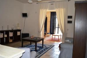 - un salon avec un canapé et une table dans l'établissement La Vigna Vecchia, à Fasano
