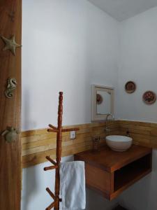 ein Badezimmer mit einem Waschbecken und einer Holztheke in der Unterkunft Recanto do Meu Bem in Jijoca de Jericoacoara