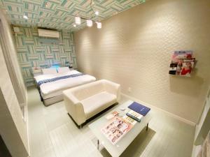 Una cama o camas en una habitación de CURE