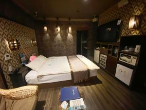 een slaapkamer met een bed, een tafel en een stoel bij CURE in Sumino +21 foto's