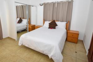 Tempat tidur dalam kamar di Lord Nelson Hotel & Residences