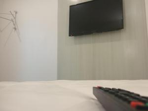 Televízia a/alebo spoločenská miestnosť v ubytovaní Go Hotels Butuan