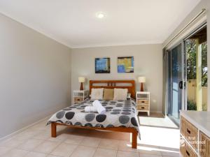 A bed or beds in a room at Angourie Blue 1 - Great Ocean Views - Surfing beaches