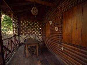 un interior de una cabaña de madera con una mesa. en 2 bedroom cottage, 3 blocks from beach and center of San Juan en San Juan del Sur