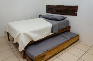 1 Schlafzimmer mit 2 Etagenbetten in einem Zimmer in der Unterkunft Las QuiNtas Casas para VacacionaR in Coco