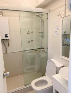 een badkamer met een douche en een toilet bij Bellagio Pets Friendly Resort in Hong Kong