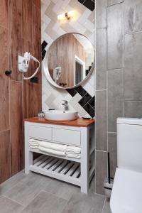 y baño con lavabo y espejo. en Всесезонный курорт Манжерок, en Manzherok