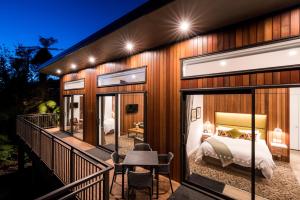 una camera da letto in una casa con un letto su un balcone di Rainforest Deluxe a Franz Josef