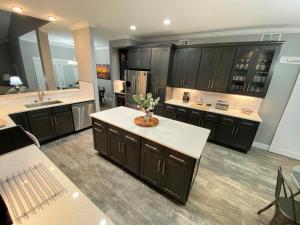 Dapur atau dapur kecil di Mickeys Pearl - Phenomenal 7BR with 4 Master Suites Privacy Pool & Hot Tub Gas BBQ - 2 miles to Disney