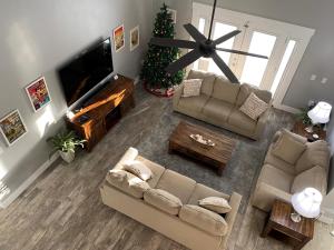 Ruang duduk di Mickeys Pearl - Phenomenal 7BR with 4 Master Suites Privacy Pool & Hot Tub Gas BBQ - 2 miles to Disney