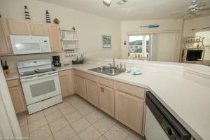 una cucina con lavandino e piano cottura di Sandpiper Cove #9226 Condo a Destin