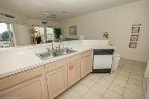 una cucina con lavandino e lavastoviglie di Sandpiper Cove #9226 Condo a Destin
