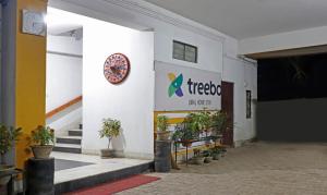 Pizzeria z napisem na boku budynku w obiekcie Treebo Trend Umal Homestay Ganeshguri w mieście Guwahati