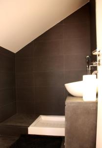 La salle de bains est pourvue d'un lavabo et d'une baignoire. dans l'établissement Se de Lisboa III, à Lisbonne