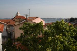 - une vue sur une ville avec des bâtiments et des arbres dans l'établissement Se de Lisboa III, à Lisbonne