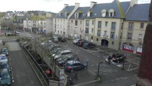 una strada cittadina con auto parcheggiate in un parcheggio di Appartement Clémenceau a Saint Malo
