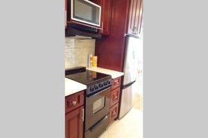 Kuchyň nebo kuchyňský kout v ubytování Waikiki Marina Studio, Ocean view, Free Parking & Wifi