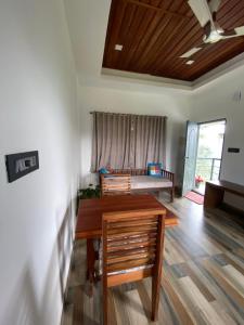 salon ze stołem i kanapą w obiekcie Mannoor Farms Mountain View Stays, Munnar w mieście Munnar
