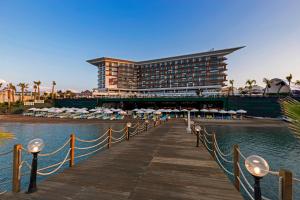 un edificio en un muelle junto a un cuerpo de agua en Sirius Deluxe Hotel, en Alanya