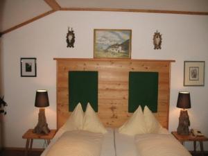 1 dormitorio con 1 cama con 2 lámparas en 2 mesas en Haus Edith, en Maria Wörth