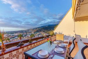 een tafel op een balkon met uitzicht op de stad bij Vista Impresionante SunSet Breathtaking view WiFi in Adeje