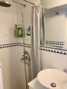 y baño con lavabo y ducha. en Bayshore Inn en Hong Kong