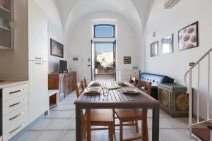 a kitchen and dining room with a table and chairs at Casa Giuseppe in Morciano di Leuca