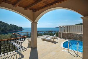 a patio with a view of the ocean from a house at Villa Amfora in Prizba
