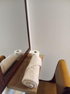 uno specchio con due rotoli di asciugamani su un tavolo di Dante Guest house ad Alberton