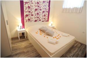 Un dormitorio con una cama con flores. en Guest house D&G -I apartment & room, en Zadar