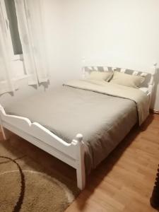 Ένα ή περισσότερα κρεβάτια σε δωμάτιο στο Kuca sa bazenom Teja
