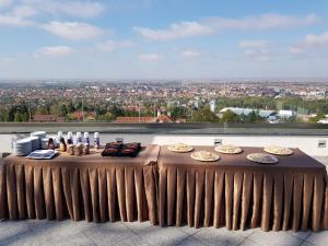 einen Tisch auf einem Balkon mit Essen drauf in der Unterkunft Hotel Villa Breg in Vršac